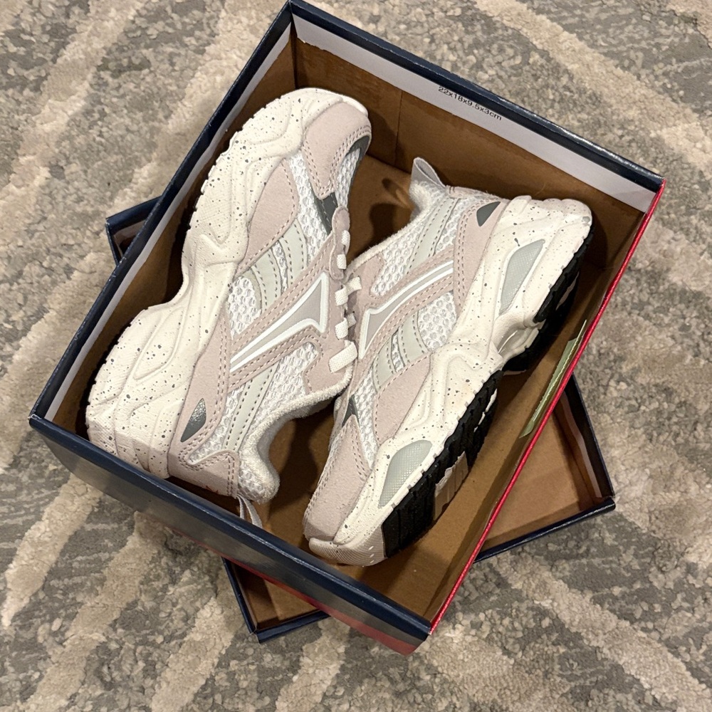 Reebok Kids Sneakers in Beige and Light Gray